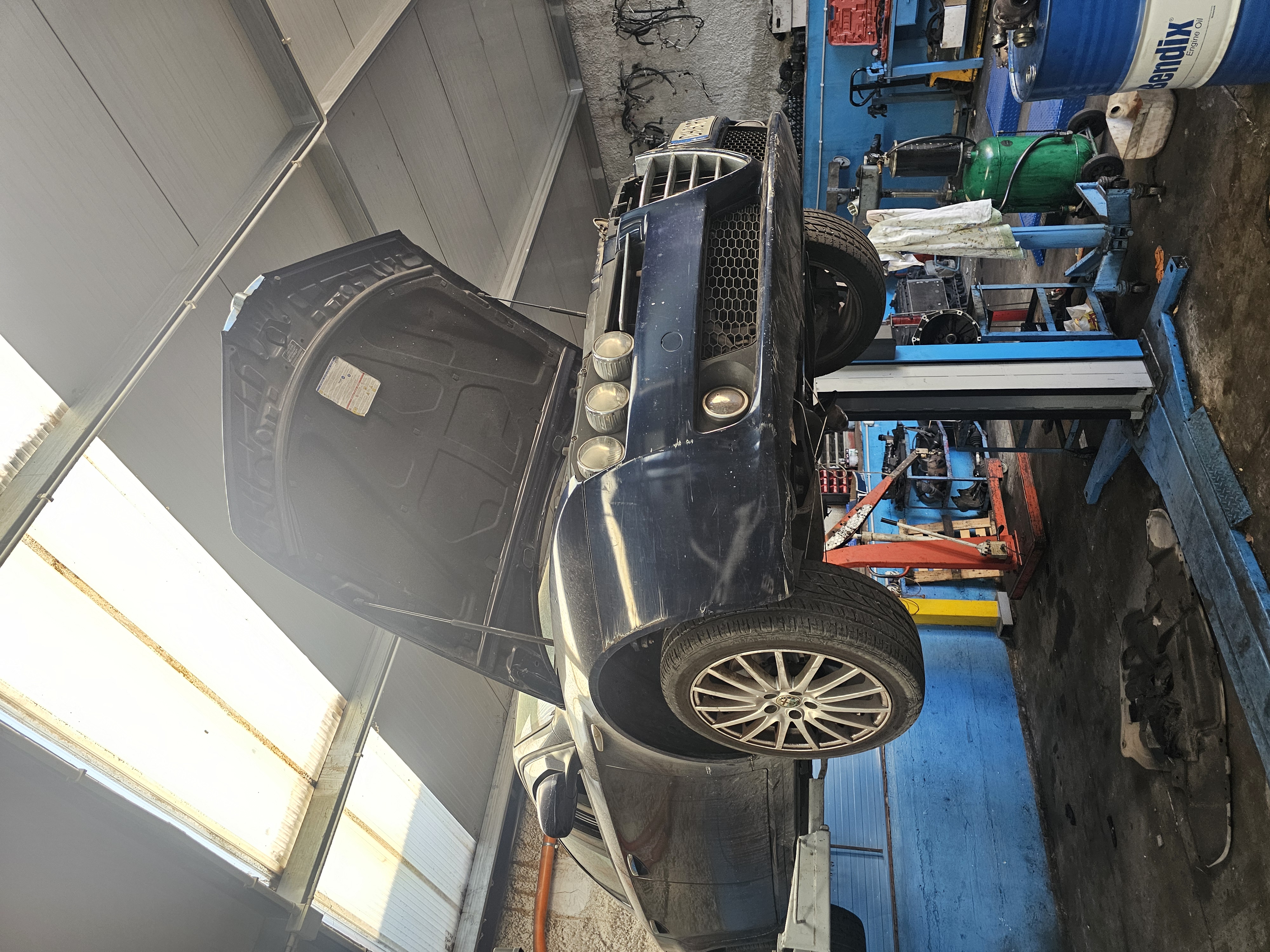 Alfa Romeo 159 sollevata in officina per problema alla turbina