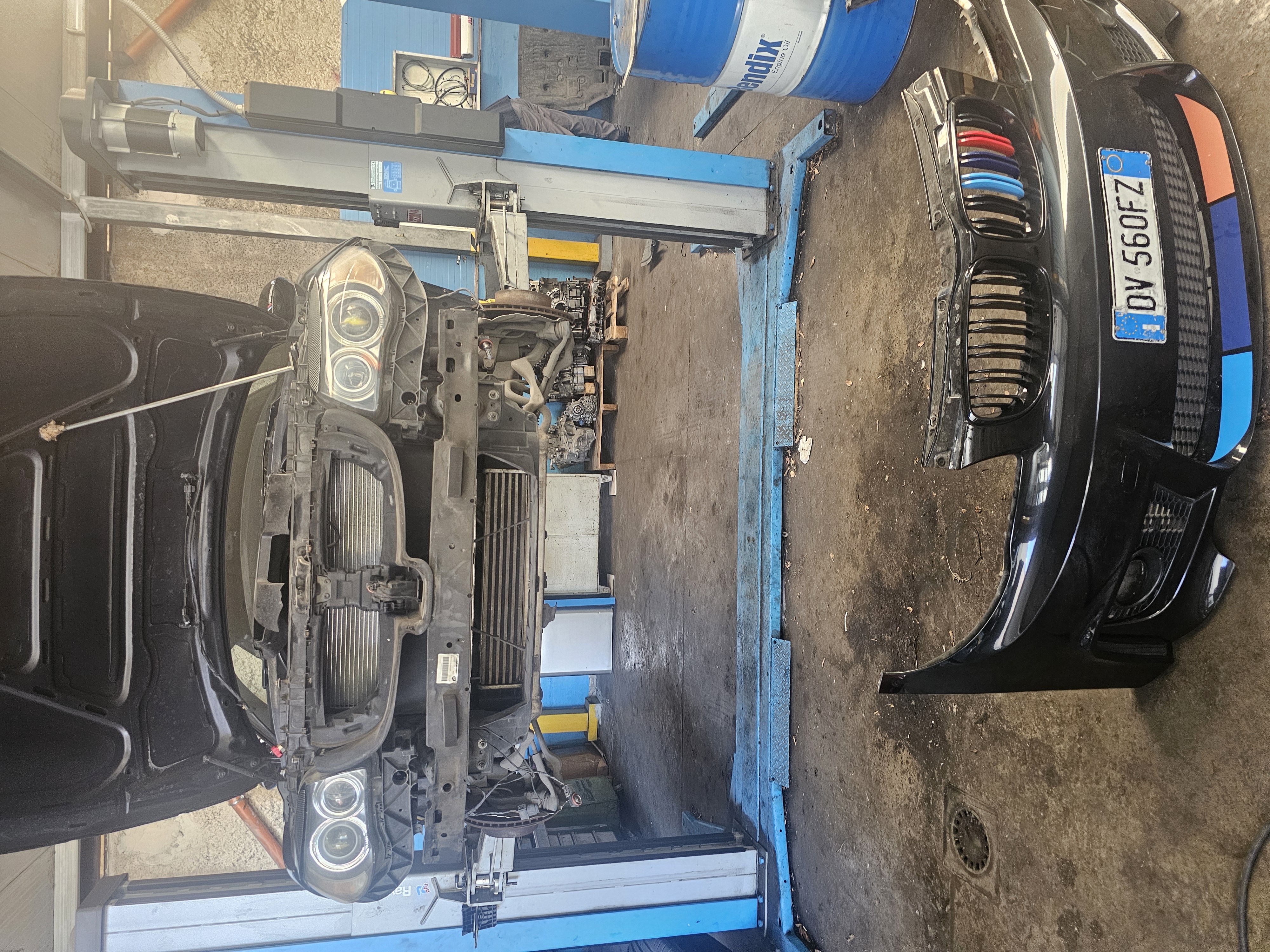 BMW Serie 1 120 del 2006 in officina per sostituzione radiatore aria condizionata