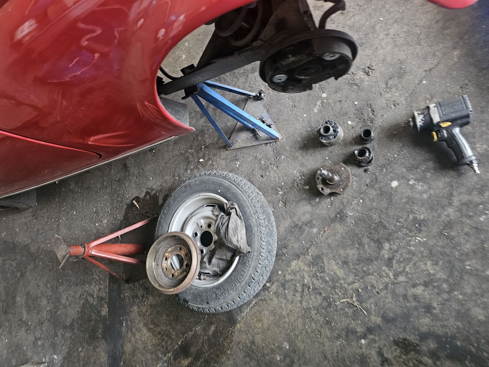 Tamburi e componenti dell'impianto frenante smontati dalla Fiat 500L