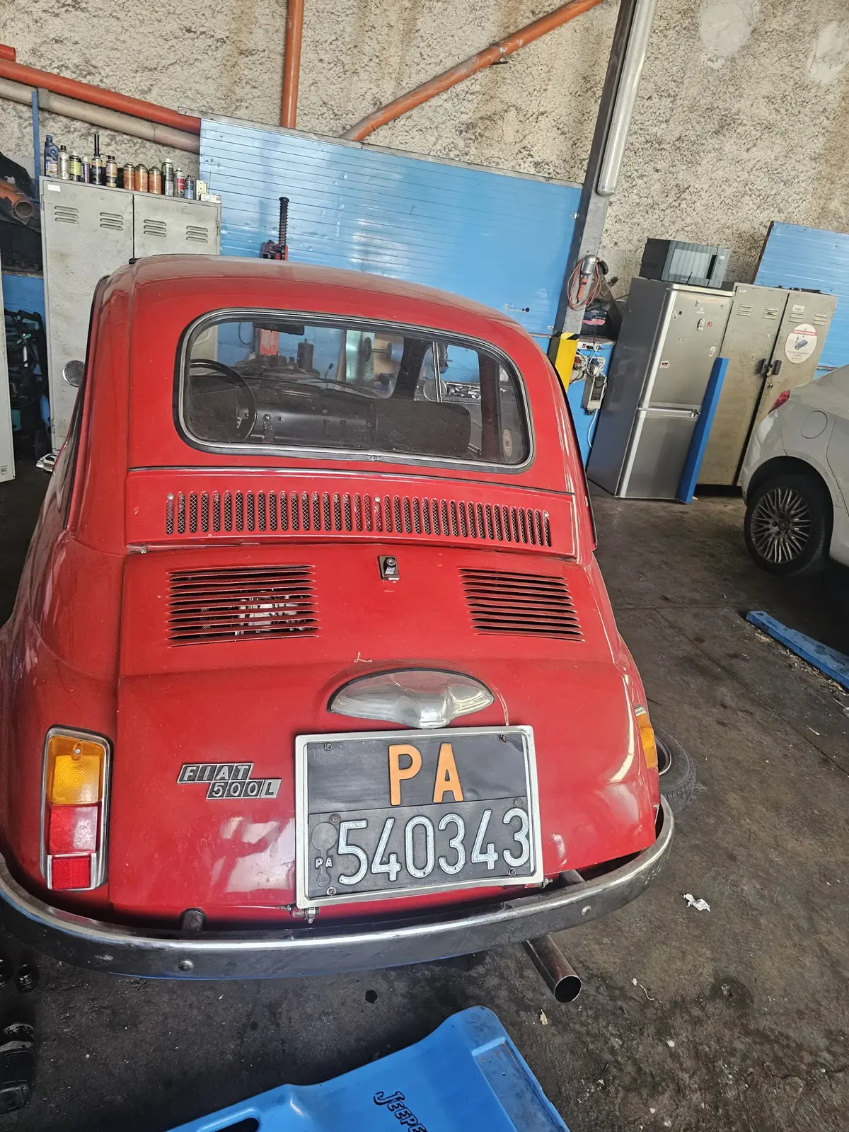 Fiat 500L d'epoca in officina per sostituzione impianto frenante a tamburo