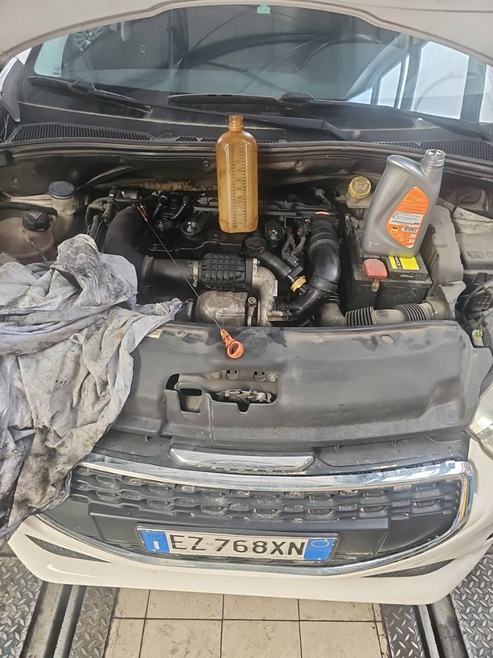 Controllo preliminare del vano motore per manutenzione ordinaria