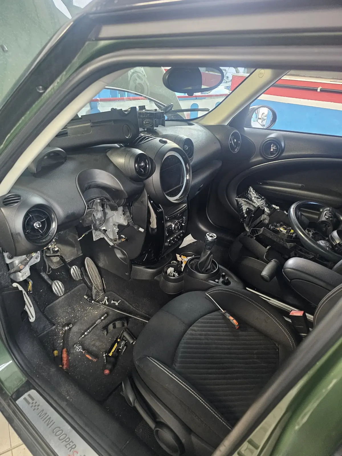 Smontaggio della plancia della Mini Cooper S per accedere al piantone sterzo
