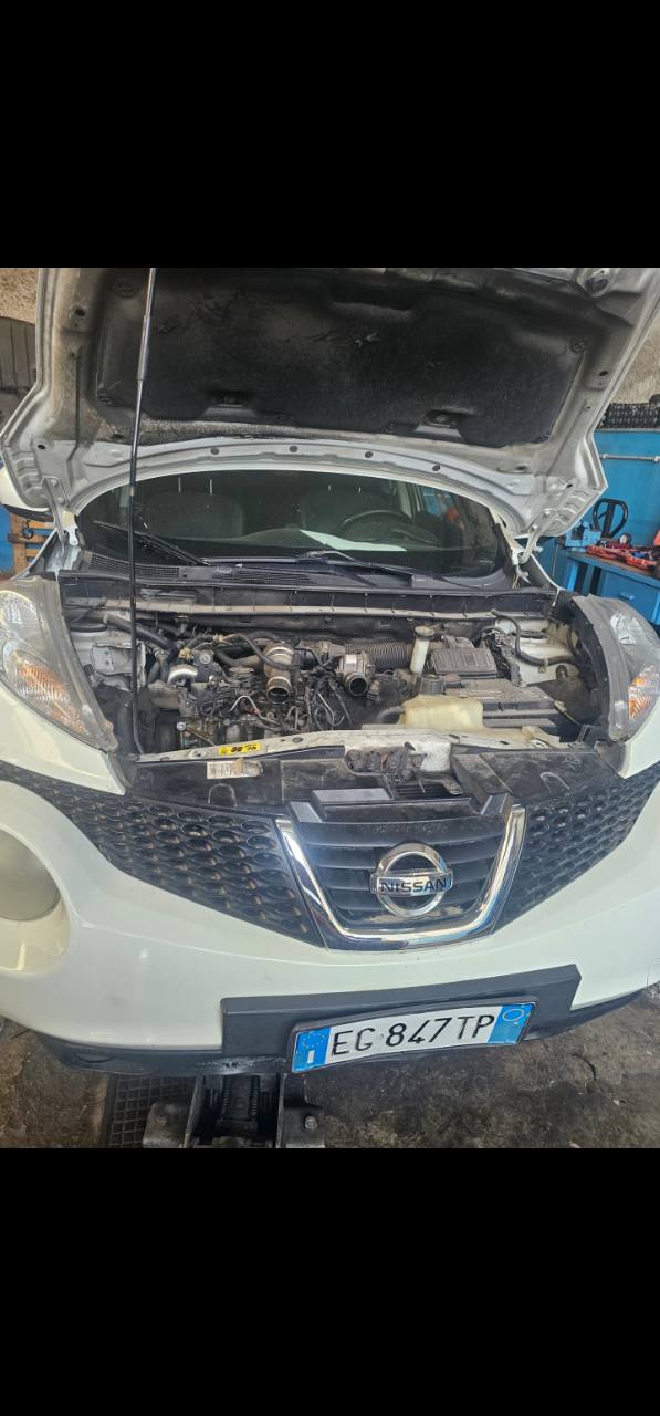 Nissan Juke in officina con vano motore aperto per intervento su pompa e iniettori