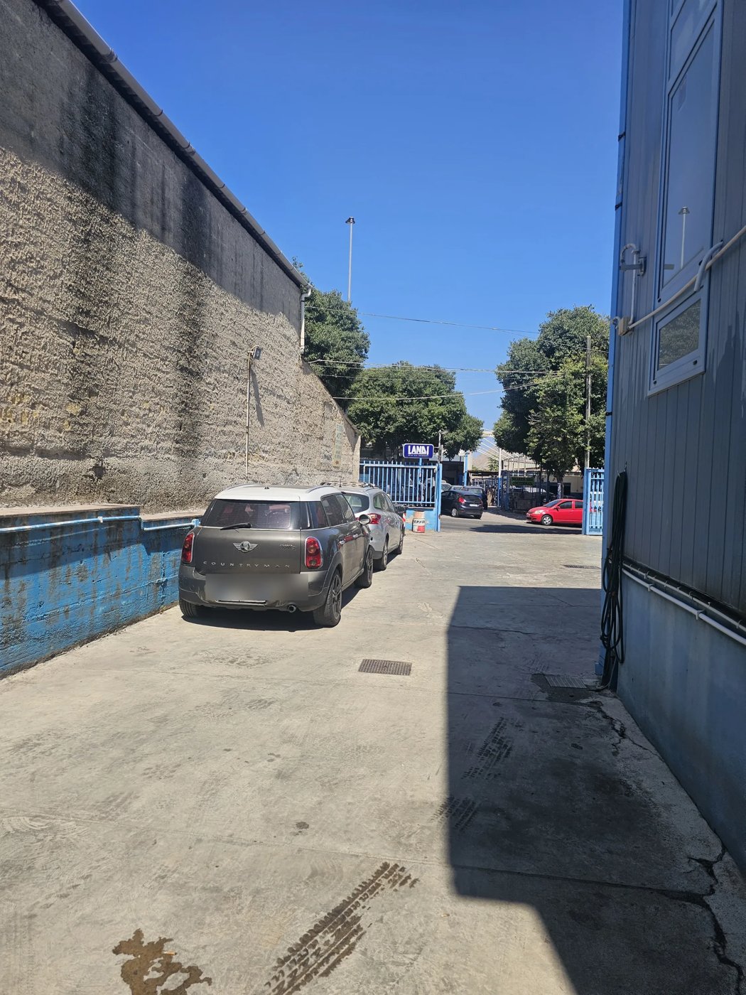 Piazzale esterno officina Abbate e Figli