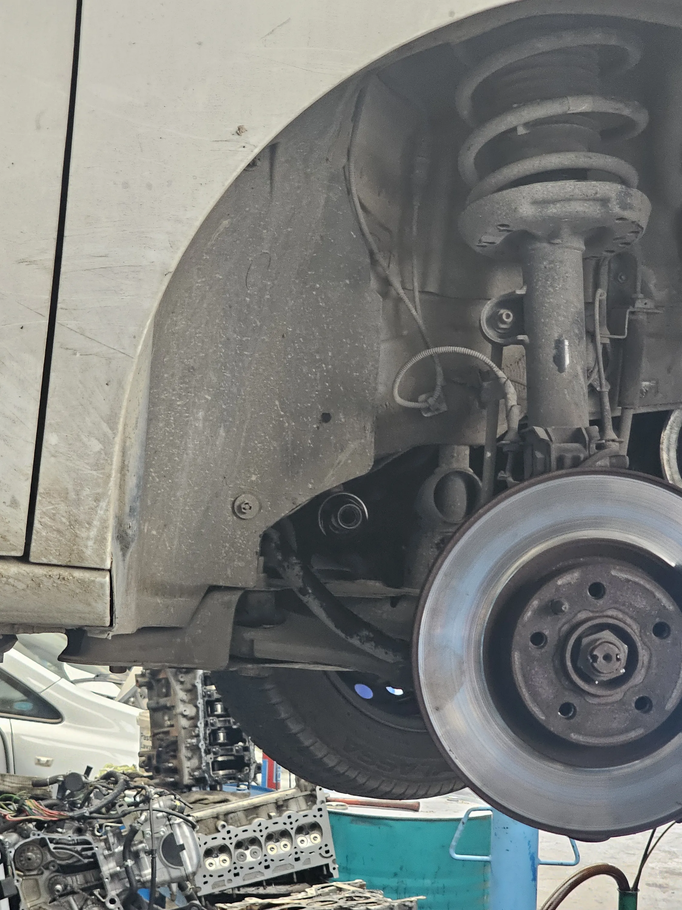 Sospensione anteriore in ispezione per rumore e tremolii al volante