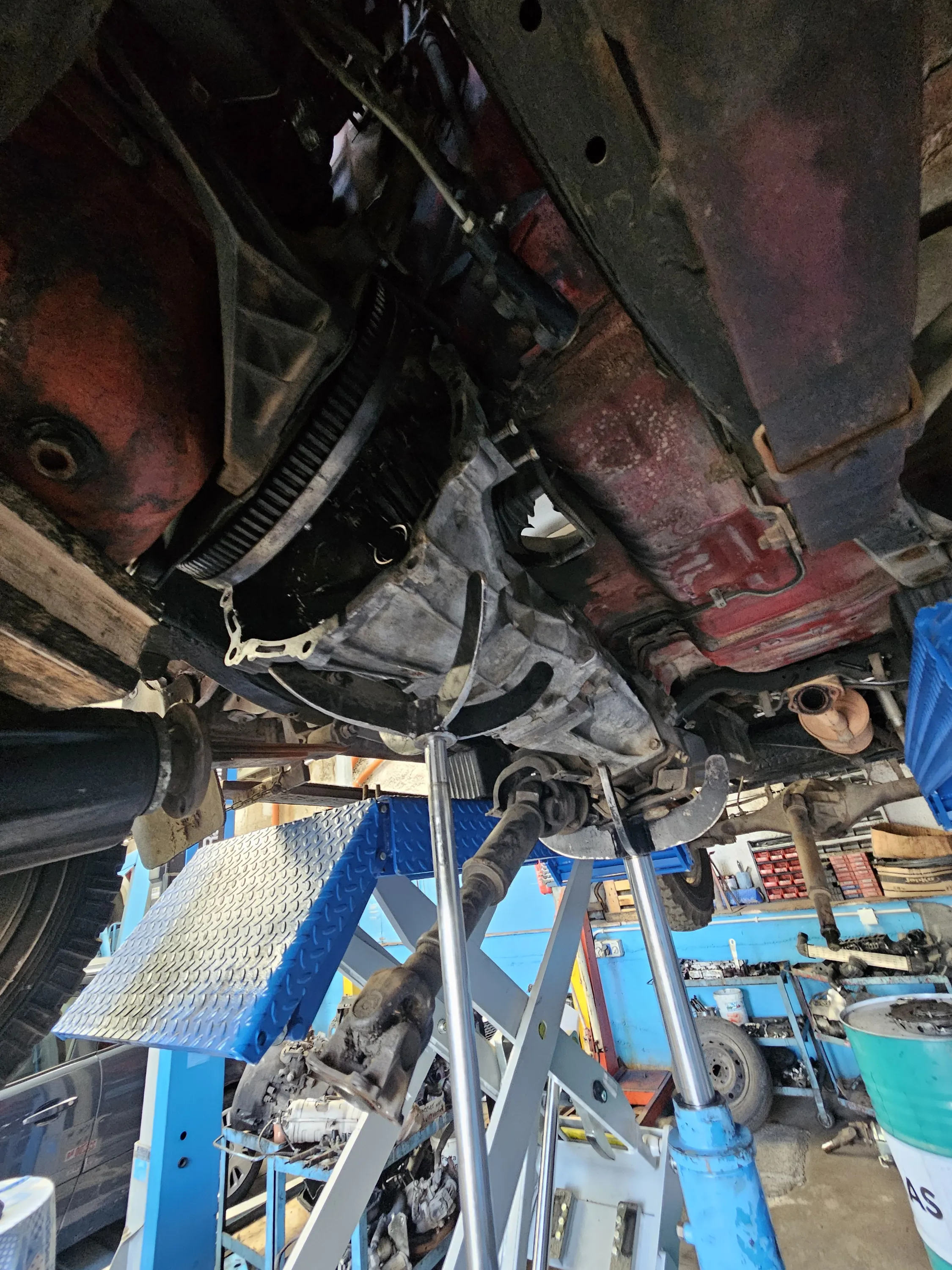 Smontaggio cambio Toyota Hilux per sostituzione frizione
